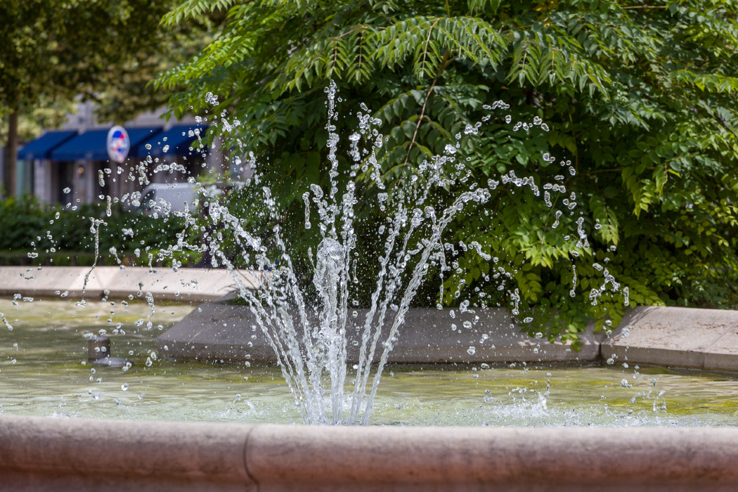 Fontaine avec bassin traditionnel place Bellecour 4