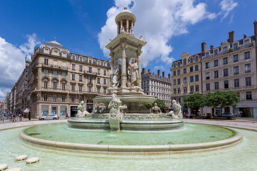 Rénovation de la fontaine place des Jacobins 1