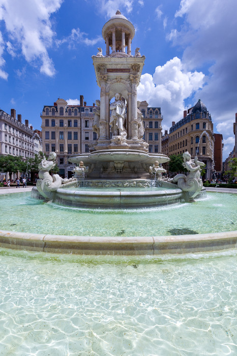 Rénovation de la fontaine place des Jacobins 2
