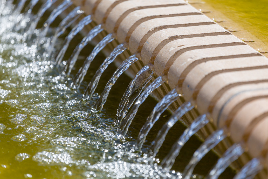 Fontaine bassin déversoir avec chute crénelée sur la place des Tapis 2