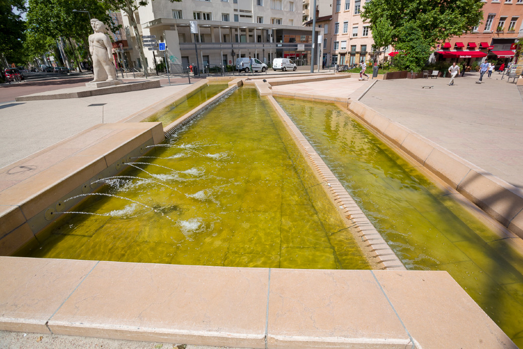 Fontaine bassin déversoir avec chute crénelée sur la place des Tapis 3