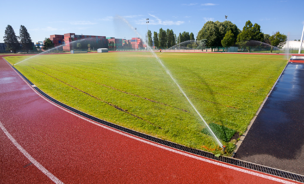 Arrosage du stade avec piste d’athlétisme parc de Gerland