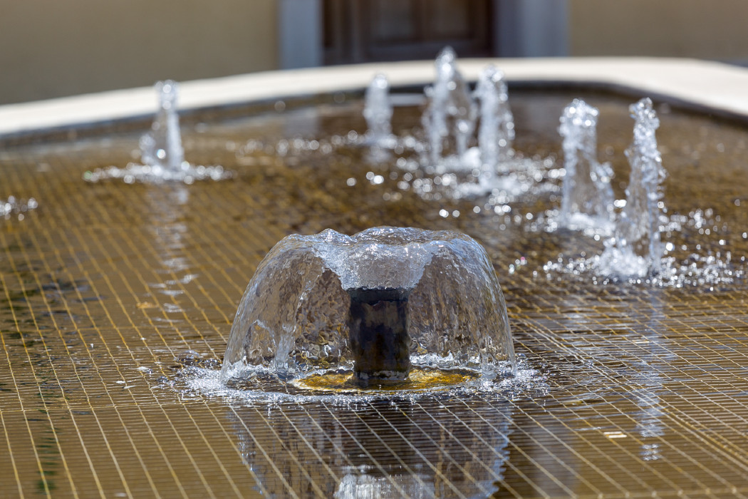 Fontaine miroir avec jets et caillebotis place du Champ de Mars 5